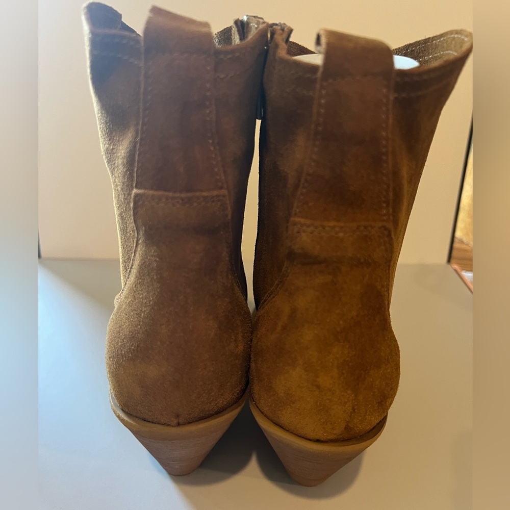 Sundance Camel Suede Ankle Booties with bronze tip. NWOB, Size 9 - Picture 2 of 11